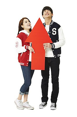 포토 JPG 스튜디오촬영 전신 학생 여자 남자 화살표 대학생 모션 새출발 실내 서기 미소 웃음 들기 누끼 사람 동양인 20대 성인 두명 앞모습 캠퍼스라이프 점퍼 한국인 신학기 신입생 상승 성적 야구점퍼 과복 청년만 성인만 국내포토 라이프스타일 옷 교육 뷰포인트 컨셉 새로움 표정 인종 청년 내부 외투 출발 파일형식