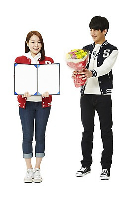 포토 JPG 스튜디오촬영 전신 식물 학생 여자 남자 꽃 대학생 꽃다발 모션 새출발 실내 서기 미소 웃음 들기 누끼 사람 동양인 20대 성인 두명 앞모습 캠퍼스라이프 점퍼 한국인 수상_상을받음 상 상패 신학기 신입생 야구점퍼 과복 표창 우등생 장학생 표창장 청년만 성인만 국내포토 라이프스타일 옷 무기 뷰포인트 새로움 표정 인종 청년 내부 외투 상_우승 출발 파일형식