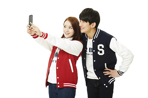 포토 JPG 스튜디오촬영 학생 여자 남자 대학생 허리손 포즈 모션 새출발 실내 서기 미소 웃음 들기 누끼 사람 동양인 20대 성인 두명 스마트폰 핸드폰 캠퍼스라이프 사진촬영 통신기기 점퍼 한국인 셀프카메라 전화기 신학기 신입생 통화 야구점퍼 과복 청년만 성인만 국내포토 라이프스타일 옷 통신 새로움 표정 인종 청년 내부 전자제품 스마트기기 촬영 기계 외투 출발 파일형식