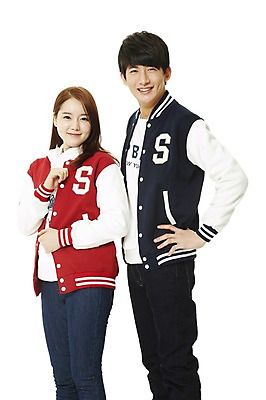 포토 JPG 스튜디오촬영 학생 여자 남자 대학생 허리손 모션 새출발 실내 서기 미소 웃음 누끼 사람 동양인 손짓 20대 성인 두명 캠퍼스라이프 점퍼 한국인 신학기 신입생 야구점퍼 과복 청년만 성인만 국내포토 라이프스타일 옷 포즈 새로움 표정 인종 청년 내부 외투 출발 파일형식