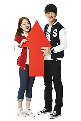 포토 JPG 스튜디오촬영 전신 학생 여자 남자 화살표 대학생 모션 새출발 실내 서기 미소 웃음 들기 누끼 사람 동양인 20대 성인 두명 앞모습 캠퍼스라이프 점퍼 한국인 신학기 신입생 상승 성적 야구점퍼 과복 청년만 성인만 국내포토 라이프스타일 옷 교육 뷰포인트 컨셉 새로움 표정 인종 청년 내부 외투 출발 파일형식