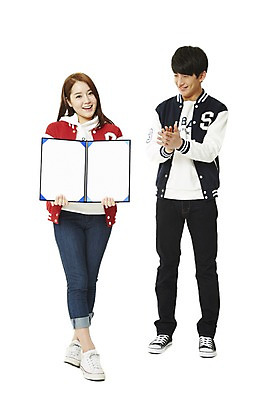 포토 JPG 스튜디오촬영 전신 학생 여자 남자 대학생 모션 새출발 실내 서기 미소 웃음 들기 누끼 사람 동양인 20대 성인 두명 앞모습 캠퍼스라이프 점퍼 한국인 수상_상을받음 박수 상 상패 신학기 신입생 야구점퍼 과복 표창 우등생 장학생 표창장 청년만 성인만 국내포토 라이프스타일 옷 무기 뷰포인트 새로움 표정 인종 손짓 청년 내부 외투 상_우승 출발 파일형식