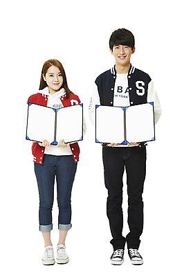 포토 JPG 스튜디오촬영 전신 학생 여자 남자 대학생 모션 새출발 실내 서기 미소 웃음 들기 누끼 사람 동양인 20대 성인 두명 앞모습 캠퍼스라이프 점퍼 한국인 수상_상을받음 상 상패 신학기 신입생 야구점퍼 과복 표창 우등생 장학생 표창장 청년만 성인만 국내포토 라이프스타일 옷 무기 뷰포인트 새로움 표정 인종 청년 내부 외투 상_우승 출발 파일형식