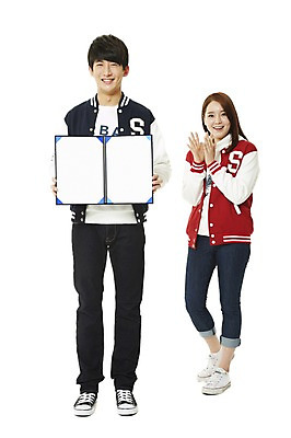 포토 JPG 스튜디오촬영 전신 학생 여자 남자 대학생 모션 새출발 실내 서기 미소 웃음 들기 누끼 사람 동양인 20대 성인 두명 앞모습 캠퍼스라이프 점퍼 한국인 수상_상을받음 박수 상 상패 신학기 신입생 야구점퍼 과복 표창 우등생 장학생 표창장 청년만 성인만 국내포토 라이프스타일 옷 무기 뷰포인트 새로움 표정 인종 손짓 청년 내부 외투 상_우승 출발 파일형식