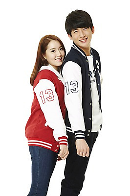 포토 JPG 스튜디오촬영 학생 여자 남자 대학생 모션 새출발 실내 서기 미소 웃음 누끼 사람 동양인 20대 성인 두명 캠퍼스라이프 점퍼 한국인 신학기 신입생 야구점퍼 과복 청년만 성인만 국내포토 라이프스타일 옷 새로움 표정 인종 청년 내부 외투 출발 파일형식