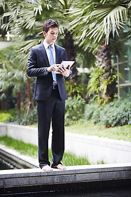 포토 JPG 주간 전신 서양인 외국인 나무 백인 남자 여유 비즈니스 맨발 한명 서기 들기 사람 정장 20대 성인 야외 앞모습 태블릿 웹서핑 업무 직장인 비즈니스맨 남자만 남자한명만 성인남자만 청년만 청년남자만 청년남자한명만 성인한명만 성인남자한명만 성인만 국내포토 자연요소 식물 직업 1 옷 감정 뷰포인트 모션 발 인종 청년 전자제품 스마트기기 작업 파일형식