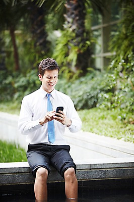 포토 JPG 주간 서양인 외국인 백인 남자 여유 비즈니스 휴식 한명 미소 들기 사람 앉기 정장 상반신 20대 성인 야외 앞모습 스마트폰 핸드폰 웹서핑 직장인 비즈니스맨 발담그기 남자만 남자한명만 성인남자만 청년만 청년남자만 청년남자한명만 성인한명만 성인남자한명만 성인만 국내포토 자연요소 직업 1 옷 감정 뷰포인트 컨셉 모션 표정 인종 청년 전자제품 스마트기기 파일형식