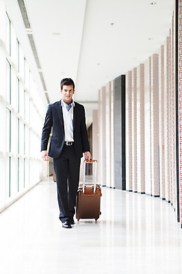 포토 JPG 전신 서양인 외국인 백인 남자 비즈니스 호텔 실내 한명 미소 사람 정장 20대 성인 앞모습 걷기 캐리어 직장인 비즈니스맨 복도 당기기 출장 남자만 남자한명만 성인남자만 청년만 청년남자만 청년남자한명만 성인한명만 성인남자한명만 성인만 국내포토 직업 1 옷 뷰포인트 모션 숙소 표정 인종 청년 내부 여행가방 파일형식