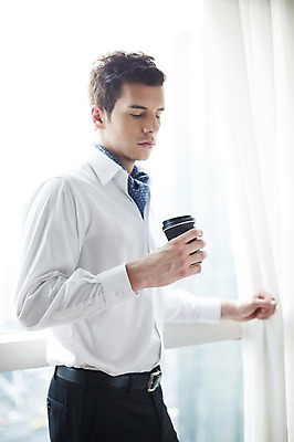 포토 JPG 서양인 외국인 백인 남자 커피 비즈니스 창문 호텔 아침 휴식 실내 한명 서기 들기 사람 정장 상반신 20대 성인 기댐 커튼 직장인 비즈니스맨 남자만 남자한명만 성인남자만 청년만 청년남자만 청년남자한명만 성인한명만 성인남자한명만 성인만 국내포토 주간 직업 1 옷 음료 컨셉 모션 숙소 인종 청년 내부 파일형식
