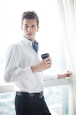 포토 JPG 서양인 외국인 백인 남자 커피 비즈니스 창문 호텔 아침 휴식 실내 한명 서기 들기 사람 정장 상반신 20대 성인 앞모습 기댐 커튼 직장인 비즈니스맨 남자만 남자한명만 성인남자만 청년만 청년남자만 청년남자한명만 성인한명만 성인남자한명만 성인만 국내포토 주간 직업 1 옷 음료 뷰포인트 컨셉 모션 숙소 인종 청년 내부 파일형식