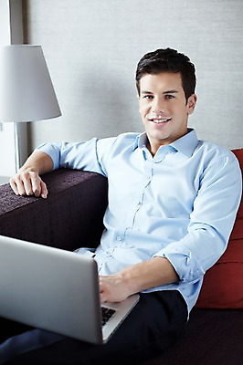 포토 JPG 서양인 외국인 백인 남자 비즈니스 호텔 휴식 전등 실내 한명 미소 사람 앉기 정장 상반신 20대 성인 앞모습 노트북 웹서핑 업무 직장인 비즈니스맨 남자만 남자한명만 성인남자만 청년만 청년남자만 청년남자한명만 성인한명만 성인남자한명만 성인만 국내포토 직업 1 옷 뷰포인트 컨셉 모션 숙소 조명 표정 인종 청년 내부 전자제품 작업 파일형식