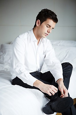 포토 JPG 서양인 외국인 백인 남자 구두 비즈니스 호텔 휴식 실내 한명 사람 앉기 정장 상반신 20대 성인 옆모습 침대 직장인 비즈니스맨 매기 신발끈 남자만 남자한명만 성인남자만 청년만 청년남자만 청년남자한명만 성인한명만 성인남자한명만 성인만 국내포토 직업 1 옷 뷰포인트 가구 신발 컨셉 모션 숙소 인종 청년 내부 파일형식