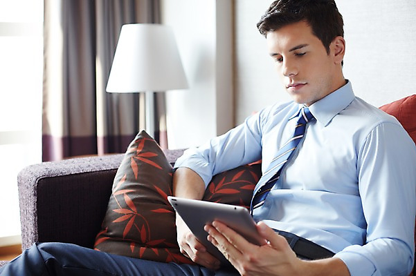 포토 JPG 서양인 외국인 백인 응시 남자 비즈니스 휴식 전등 실내 한명 들기 사람 앉기 정장 상반신 20대 성인 앞모습 태블릿 웹서핑 업무 직장인 비즈니스맨 남자만 남자한명만 성인남자만 청년만 청년남자만 청년남자한명만 성인한명만 성인남자한명만 성인만 국내포토 직업 1 시선 옷 뷰포인트 컨셉 모션 조명 인종 청년 내부 전자제품 스마트기기 작업 파일형식