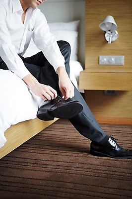 포토 JPG 서양인 외국인 백인 남자 구두 비즈니스 호텔 휴식 실내 한명 사람 앉기 정장 20대 성인 하반신 침대 직장인 비즈니스맨 매기 신발끈 남자만 남자한명만 성인남자만 청년만 청년남자만 청년남자한명만 성인한명만 성인남자한명만 성인만 국내포토 직업 1 옷 가구 신발 컨셉 모션 숙소 인종 청년 내부 파일형식