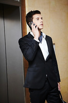 포토 JPG 서양인 외국인 백인 남자 서류가방 비즈니스 호텔 실내 한명 서기 들기 사람 정장 상반신 20대 성인 앞모습 스마트폰 직장인 비즈니스맨 복도 엘리베이터 통화 남자만 남자한명만 성인남자만 청년만 청년남자만 청년남자한명만 성인한명만 성인남자한명만 성인만 국내포토 직업 1 옷 뷰포인트 가방 모션 숙소 인종 청년 내부 핸드폰 스마트기기 파일형식