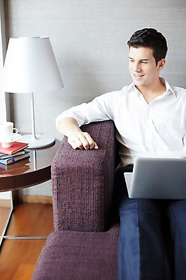 포토 JPG 서양인 외국인 백인 남자 비즈니스 호텔 휴식 전등 실내 한명 미소 사람 앉기 정장 상반신 20대 성인 앞모습 노트북 웹서핑 업무 직장인 비즈니스맨 남자만 남자한명만 성인남자만 청년만 청년남자만 청년남자한명만 성인한명만 성인남자한명만 성인만 국내포토 직업 1 옷 뷰포인트 컨셉 모션 숙소 조명 표정 인종 청년 내부 전자제품 작업 파일형식