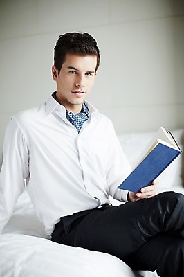 포토 JPG 서양인 외국인 백인 남자 비즈니스 호텔 휴식 실내 한명 들기 사람 앉기 정장 상반신 20대 성인 앞모습 책 독서 침대 직장인 비즈니스맨 남자만 남자한명만 성인남자만 청년만 청년남자만 청년남자한명만 성인한명만 성인남자한명만 성인만 국내포토 직업 1 옷 뷰포인트 가구 컨셉 모션 숙소 인종 청년 내부 파일형식