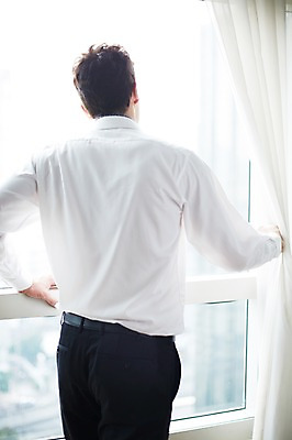 포토 JPG 서양인 외국인 백인 응시 남자 비즈니스 창문 호텔 아침 휴식 실내 한명 서기 사람 정장 상반신 20대 성인 뒷모습 커튼 직장인 비즈니스맨 남자만 남자한명만 성인남자만 청년만 청년남자만 청년남자한명만 성인한명만 성인남자한명만 성인만 국내포토 주간 직업 1 시선 옷 뷰포인트 컨셉 모션 숙소 인종 청년 내부 파일형식