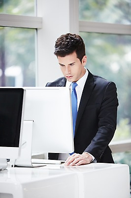 포토 JPG 서양인 외국인 백인 남자 비즈니스 실내 한명 서기 사람 정장 상반신 20대 성인 앞모습 컴퓨터 웹서핑 업무 직장인 비즈니스맨 복도 남자만 남자한명만 성인남자만 청년만 청년남자만 청년남자한명만 성인한명만 성인남자한명만 성인만 국내포토 직업 1 옷 뷰포인트 모션 인종 청년 내부 전자제품 작업 파일형식