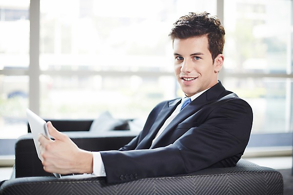 포토 JPG 서양인 외국인 백인 남자 비즈니스 호텔 실내 한명 미소 들기 사람 앉기 정장 상반신 20대 성인 소파 태블릿 웹서핑 업무 직장인 비즈니스맨 복도 남자만 남자한명만 성인남자만 청년만 청년남자만 청년남자한명만 성인한명만 성인남자한명만 성인만 국내포토 직업 1 옷 의자 모션 숙소 표정 인종 청년 내부 전자제품 스마트기기 작업 파일형식