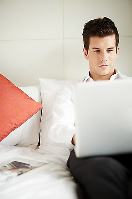 포토 JPG 서양인 외국인 백인 남자 비즈니스 호텔 실내 한명 들기 사람 앉기 정장 상반신 20대 성인 앞모습 노트북 침대 웹서핑 업무 직장인 비즈니스맨 남자만 남자한명만 성인남자만 청년만 청년남자만 청년남자한명만 성인한명만 성인남자한명만 성인만 국내포토 직업 1 옷 뷰포인트 가구 모션 숙소 인종 청년 내부 전자제품 작업 파일형식