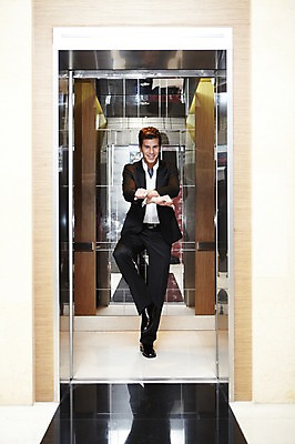 포토 JPG 전신 서양인 외국인 백인 남자 포즈 비즈니스 실내 한명 서기 미소 사람 정장 20대 성인 앞모습 춤 직장인 비즈니스맨 복도 엘리베이터 남자만 남자한명만 성인남자만 청년만 청년남자만 청년남자한명만 성인한명만 성인남자한명만 성인만 국내포토 직업 1 옷 뷰포인트 모션 문화예술 표정 인종 청년 내부 파일형식