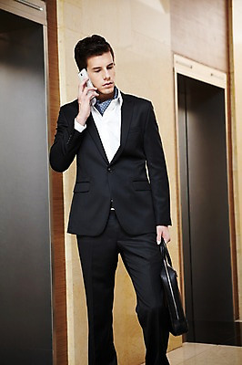 포토 JPG 서양인 외국인 백인 남자 서류가방 비즈니스 호텔 실내 한명 들기 사람 정장 상반신 20대 성인 앞모습 스마트폰 직장인 비즈니스맨 복도 엘리베이터 통화 남자만 남자한명만 성인남자만 청년만 청년남자만 청년남자한명만 성인한명만 성인남자한명만 성인만 국내포토 직업 1 옷 뷰포인트 가방 모션 숙소 인종 청년 내부 핸드폰 스마트기기 파일형식