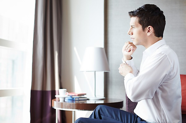 포토 JPG 서양인 외국인 백인 응시 남자 비즈니스 휴식 전등 실내 한명 사람 앉기 정장 상반신 20대 성인 옆모습 직장인 비즈니스맨 출근준비 남자만 남자한명만 성인남자만 청년만 청년남자만 청년남자한명만 성인한명만 성인남자한명만 성인만 국내포토 직업 1 시선 옷 뷰포인트 컨셉 모션 조명 인종 청년 내부 출근 파일형식