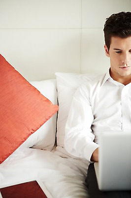 포토 JPG 서양인 외국인 백인 남자 비즈니스 휴식 실내 한명 사람 앉기 정장 상반신 20대 성인 앞모습 노트북 침대 웹서핑 업무 직장인 비즈니스맨 남자만 남자한명만 성인남자만 청년만 청년남자만 청년남자한명만 성인한명만 성인남자한명만 성인만 국내포토 직업 1 옷 뷰포인트 가구 컨셉 모션 인종 청년 내부 전자제품 작업 파일형식