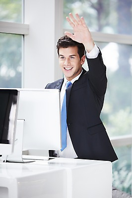 포토 JPG 서양인 외국인 백인 남자 비즈니스 휴식 실내 한명 서기 미소 사람 정장 손짓 상반신 20대 성인 앞모습 컴퓨터 직장인 비즈니스맨 복도 손인사 남자만 남자한명만 성인남자만 청년만 청년남자만 청년남자한명만 성인한명만 성인남자한명만 성인만 국내포토 직업 1 옷 뷰포인트 컨셉 모션 표정 인종 청년 내부 전자제품 인사 파일형식