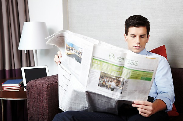 포토 JPG 서양인 외국인 백인 남자 비즈니스 호텔 휴식 전등 실내 한명 들기 사람 앉기 정장 상반신 20대 성인 앞모습 소파 직장인 비즈니스맨 신문 신문읽기 남자만 남자한명만 성인남자만 청년만 청년남자만 청년남자한명만 성인한명만 성인남자한명만 성인만 국내포토 직업 1 옷 뷰포인트 컨셉 의자 모션 숙소 조명 인종 청년 내부 간행물 뉴스 읽기 파일형식