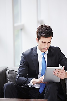 포토 JPG 서양인 외국인 백인 응시 남자 비즈니스 호텔 휴식 실내 한명 들기 사람 앉기 정장 상반신 20대 성인 앞모습 소파 태블릿 웹서핑 직장인 비즈니스맨 복도 남자만 남자한명만 성인남자만 청년만 청년남자만 청년남자한명만 성인한명만 성인남자한명만 성인만 국내포토 직업 1 시선 옷 뷰포인트 컨셉 의자 모션 숙소 인종 청년 내부 전자제품 스마트기기 파일형식