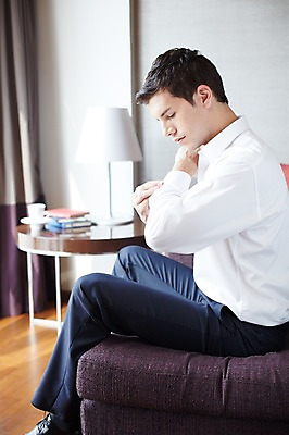 포토 JPG 서양인 외국인 백인 남자 비즈니스 호텔 휴식 전등 실내 한명 사람 앉기 정장 상반신 20대 성인 옆모습 소파 직장인 비즈니스맨 출근준비 남자만 남자한명만 성인남자만 청년만 청년남자만 청년남자한명만 성인한명만 성인남자한명만 성인만 국내포토 직업 1 옷 뷰포인트 컨셉 의자 모션 숙소 조명 인종 청년 내부 출근 파일형식