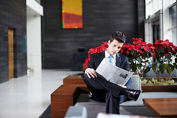 포토 JPG 전신 서양인 외국인 백인 응시 남자 꽃 의자 비즈니스 탁자 호텔 휴식 실내 한명 들기 사람 앉기 정장 20대 성인 앞모습 직장인 비즈니스맨 복도 신문 신문읽기 남자만 남자한명만 성인남자만 청년만 청년남자만 청년남자한명만 성인한명만 성인남자한명만 성인만 국내포토 식물 직업 1 시선 옷 뷰포인트 가구 컨셉 모션 숙소 인종 청년 내부 간행물 뉴스 읽기 파일형식
