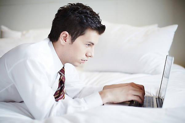 포토 JPG 서양인 외국인 백인 남자 엎드리기 비즈니스 호텔 실내 한명 사람 정장 상반신 20대 성인 옆모습 노트북 침대 웹서핑 업무 직장인 비즈니스맨 남자만 남자한명만 성인남자만 청년만 청년남자만 청년남자한명만 성인한명만 성인남자한명만 성인만 국내포토 직업 1 옷 뷰포인트 가구 모션 숙소 인종 청년 내부 전자제품 작업 파일형식