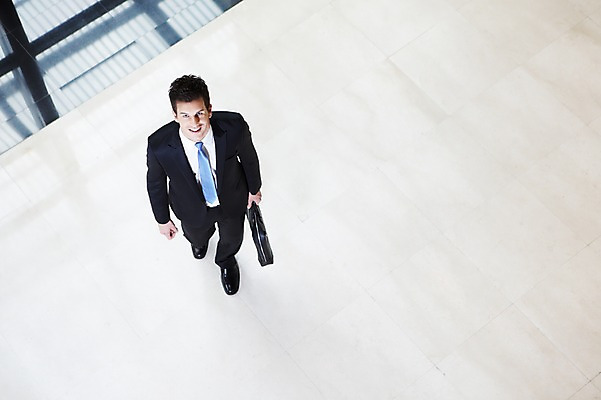 포토 JPG 전신 서양인 외국인 백인 남자 서류가방 비즈니스 호텔 실내 한명 서기 미소 들기 사람 정장 20대 성인 앞모습 하이앵글 올려보기 직장인 비즈니스맨 복도 출장 출근 남자만 남자한명만 성인남자만 청년만 청년남자만 청년남자한명만 성인한명만 성인남자한명만 성인만 국내포토 직업 1 옷 뷰포인트 가방 모션 숙소 표정 인종 청년 내부 출퇴근 파일형식