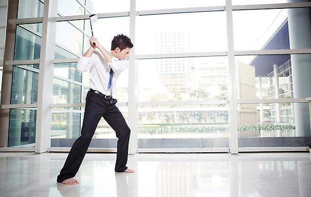 포토 JPG 전신 서양인 외국인 백인 남자 골프 비즈니스 창문 맨발 호텔 실내 한명 서기 들기 사람 정장 20대 성인 옆모습 골프채 직장인 비즈니스맨 복도 스윙 남자만 남자한명만 성인남자만 청년만 청년남자만 청년남자한명만 성인한명만 성인남자한명만 성인만 휘두르기 국내포토 직업 1 옷 뷰포인트 포즈 모션 발 숙소 골프용품 인종 청년 내부 구기 파일형식