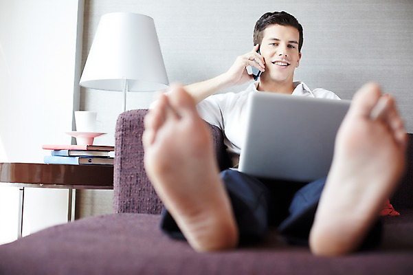 포토 JPG 서양인 외국인 백인 남자 비즈니스 맨발 호텔 휴식 전등 실내 한명 미소 사람 앉기 정장 20대 성인 앞모습 노트북 스마트폰 업무 직장인 비즈니스맨 통화 남자만 남자한명만 성인남자만 청년만 청년남자만 청년남자한명만 성인한명만 성인남자한명만 성인만 국내포토 직업 1 옷 뷰포인트 컨셉 모션 발 숙소 조명 표정 인종 청년 내부 전자제품 핸드폰 스마트기기 작업 파일형식