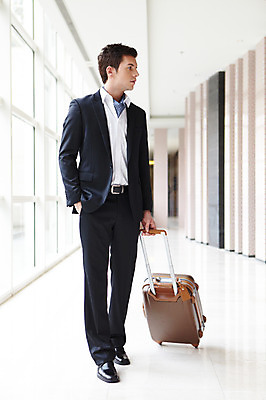 포토 JPG 전신 서양인 외국인 백인 응시 남자 비즈니스 호텔 실내 한명 사람 정장 20대 성인 앞모습 걷기 캐리어 직장인 비즈니스맨 복도 당기기 출장 남자만 남자한명만 성인남자만 청년만 청년남자만 청년남자한명만 성인한명만 성인남자한명만 성인만 국내포토 직업 1 시선 옷 뷰포인트 모션 숙소 인종 청년 내부 여행가방 파일형식