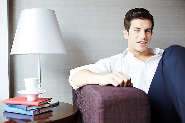 포토 JPG 서양인 외국인 백인 남자 비즈니스 호텔 휴식 전등 실내 한명 미소 사람 앉기 정장 상반신 20대 성인 앞모습 직장인 비즈니스맨 남자만 남자한명만 성인남자만 청년만 청년남자만 청년남자한명만 성인한명만 성인남자한명만 성인만 국내포토 직업 1 옷 뷰포인트 컨셉 모션 숙소 조명 표정 인종 청년 내부 파일형식