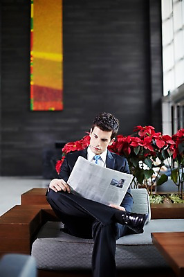 포토 JPG 전신 서양인 외국인 백인 남자 꽃 의자 비즈니스 탁자 호텔 휴식 실내 한명 들기 사람 앉기 정장 20대 성인 앞모습 직장인 비즈니스맨 복도 신문 신문읽기 읽기 남자만 남자한명만 성인남자만 청년만 청년남자만 청년남자한명만 성인한명만 성인남자한명만 성인만 국내포토 식물 직업 1 옷 뷰포인트 가구 컨셉 모션 숙소 인종 청년 내부 간행물 뉴스 파일형식