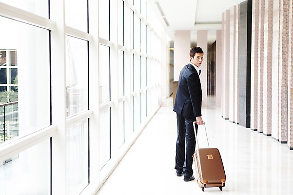 포토 JPG 전신 서양인 외국인 백인 남자 비즈니스 창문 호텔 실내 한명 사람 정장 20대 성인 뒷모습 걷기 캐리어 직장인 비즈니스맨 뒤돌아보기 복도 당기기 출장 남자만 남자한명만 성인남자만 청년만 청년남자만 청년남자한명만 성인한명만 성인남자한명만 성인만 국내포토 직업 1 옷 뷰포인트 모션 숙소 인종 청년 내부 여행가방 파일형식