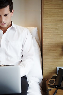 포토 JPG 서양인 외국인 백인 남자 비즈니스 호텔 실내 한명 사람 앉기 정장 상반신 20대 성인 앞모습 노트북 침대 업무 직장인 비즈니스맨 남자만 남자한명만 성인남자만 청년만 청년남자만 청년남자한명만 성인한명만 성인남자한명만 성인만 국내포토 직업 1 옷 뷰포인트 가구 모션 숙소 인종 청년 내부 전자제품 작업 파일형식