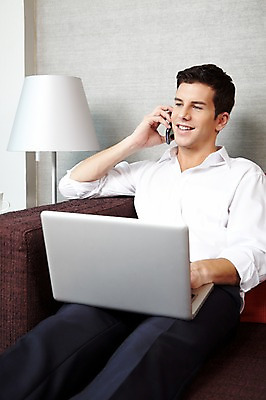 포토 JPG 서양인 외국인 백인 남자 비즈니스 호텔 휴식 전등 실내 한명 미소 들기 사람 앉기 정장 상반신 20대 성인 앞모습 노트북 스마트폰 핸드폰 소파 웹서핑 직장인 비즈니스맨 통화 남자만 남자한명만 성인남자만 청년만 청년남자만 청년남자한명만 성인한명만 성인남자한명만 성인만 국내포토 직업 1 옷 뷰포인트 컨셉 의자 모션 숙소 조명 표정 인종 청년 내부 전자제품 스마트기기 파일형식