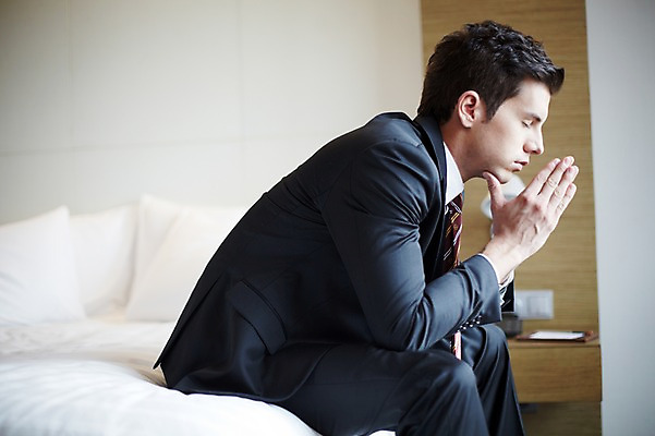 포토 JPG 서양인 외국인 백인 남자 비즈니스 호텔 휴식 실내 한명 사람 앉기 정장 손짓 상반신 20대 성인 옆모습 눈감음 침대 직장인 비즈니스맨 고민 손모으기 남자만 남자한명만 성인남자만 청년만 청년남자만 청년남자한명만 성인한명만 성인남자한명만 성인만 국내포토 직업 1 옷 감정 뷰포인트 가구 컨셉 모션 숙소 인종 청년 내부 파일형식