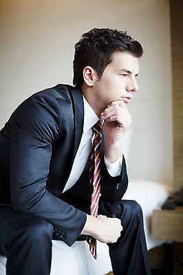포토 JPG 서양인 외국인 백인 남자 비즈니스 호텔 휴식 실내 한명 사람 앉기 정장 손짓 상반신 20대 성인 옆모습 침대 직장인 비즈니스맨 고민 남자만 남자한명만 성인남자만 청년만 청년남자만 청년남자한명만 성인한명만 성인남자한명만 성인만 국내포토 직업 1 옷 감정 뷰포인트 가구 컨셉 모션 숙소 인종 청년 내부 파일형식