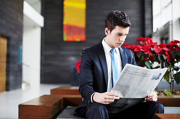 포토 JPG 서양인 외국인 백인 남자 의자 비즈니스 탁자 호텔 휴식 실내 한명 들기 사람 앉기 정장 상반신 20대 성인 앞모습 직장인 비즈니스맨 복도 신문 신문읽기 읽기 남자만 남자한명만 성인남자만 청년만 청년남자만 청년남자한명만 성인한명만 성인남자한명만 성인만 국내포토 직업 1 옷 뷰포인트 가구 컨셉 모션 숙소 인종 청년 내부 간행물 뉴스 파일형식