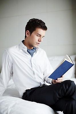 포토 JPG 서양인 외국인 백인 남자 비즈니스 호텔 휴식 실내 한명 들기 사람 앉기 상반신 20대 성인 책 독서 침대 직장인 비즈니스맨 읽기 남자만 남자한명만 성인남자만 청년만 청년남자만 청년남자한명만 성인한명만 성인남자한명만 성인만 국내포토 직업 1 가구 컨셉 모션 숙소 인종 청년 내부 파일형식