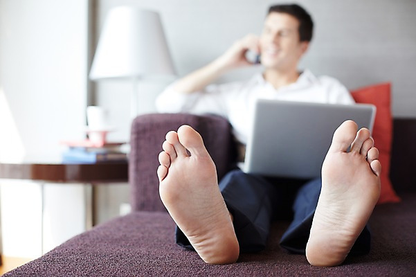 포토 JPG 전신 서양인 외국인 백인 남자 비즈니스 맨발 발 호텔 휴식 전등 실내 한명 들기 사람 앉기 20대 성인 앞모습 아웃포커스 노트북 스마트폰 업무 비즈니스맨 남자만 남자한명만 성인남자만 청년만 청년남자만 청년남자한명만 성인한명만 성인남자한명만 성인만 국내포토 1 뷰포인트 컨셉 모션 숙소 조명 촬영기법 인종 청년 내부 신체부위 전자제품 핸드폰 스마트기기 작업 직장인 파일형식