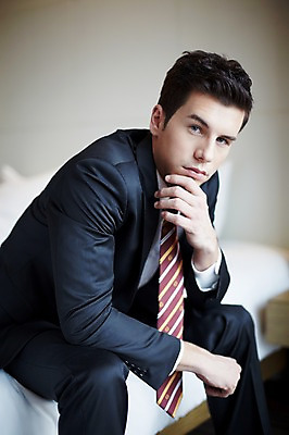 포토 JPG 서양인 외국인 백인 남자 비즈니스 호텔 휴식 실내 한명 사람 앉기 정장 상반신 20대 성인 아웃포커스 침대 직장인 비즈니스맨 고민 남자만 남자한명만 성인남자만 청년만 청년남자만 청년남자한명만 성인한명만 성인남자한명만 성인만 국내포토 직업 1 옷 감정 가구 컨셉 모션 숙소 촬영기법 인종 청년 내부 파일형식